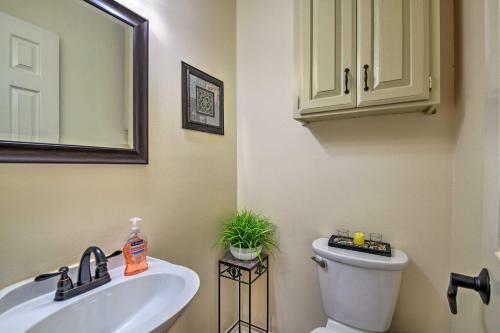 Colorful Townhome - Walk To Chandor Gardens!