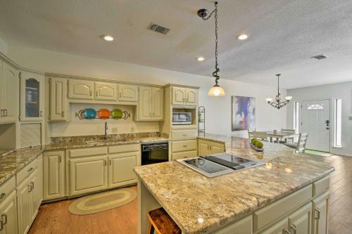 Colorful Townhome - Walk To Chandor Gardens!