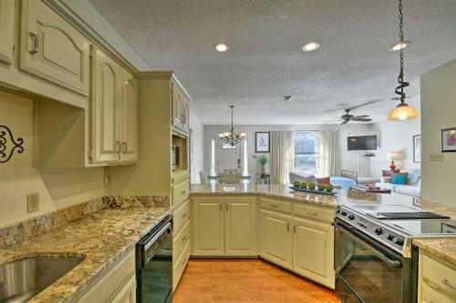 Colorful Townhome - Walk To Chandor Gardens!
