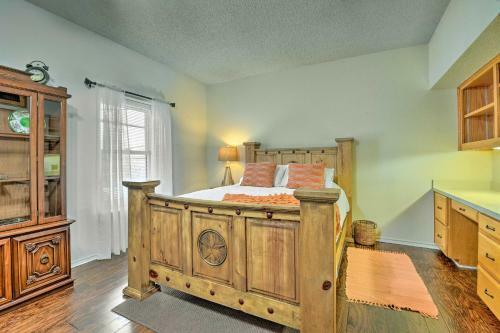 Colorful Townhome - Walk To Chandor Gardens!