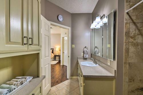Colorful Townhome - Walk To Chandor Gardens!