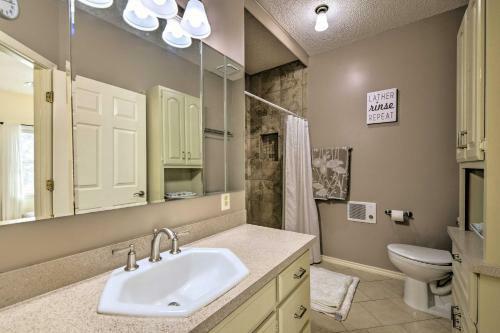 Colorful Townhome - Walk To Chandor Gardens!