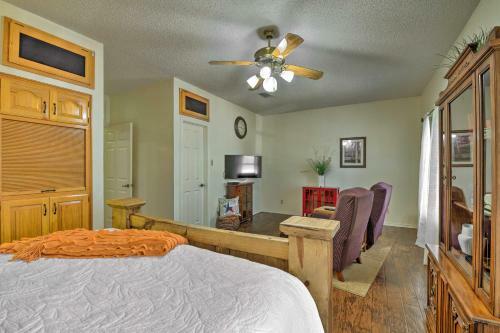 Colorful Townhome - Walk To Chandor Gardens!
