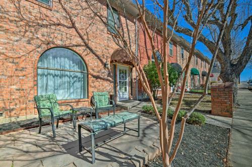 Colorful Townhome - Walk To Chandor Gardens!