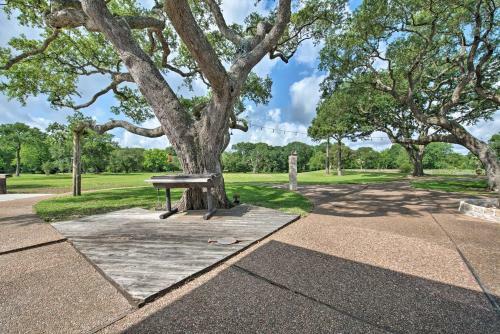 Villa 200-acre Lakefront Ranch In Wallis With Pvt Lake