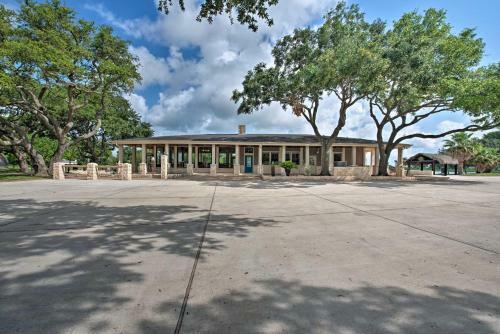 Villa 200-acre Lakefront Ranch In Wallis With Pvt Lake