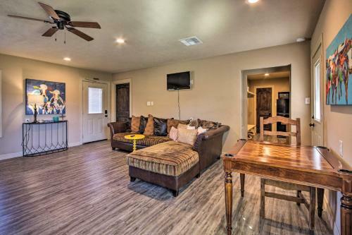 Villa 200-acre Lakefront Ranch In Wallis With Pvt Lake