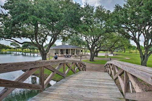 Villa 200-acre Lakefront Ranch In Wallis With Pvt Lake