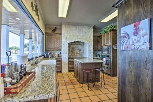 Villa 200-acre Lakefront Ranch In Wallis With Pvt Lake