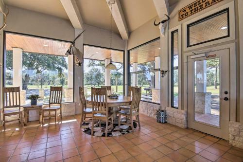 Villa 200-acre Lakefront Ranch In Wallis With Pvt Lake
