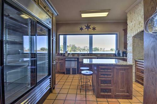 Villa 200-acre Lakefront Ranch In Wallis With Pvt Lake