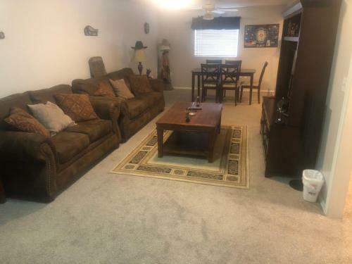 Beautiful Secluded 2 Bedrooms 1 Bathroom Apartment