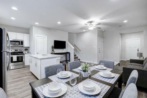Beautiful 3 King Bd Townhome Near Six Flags Utsa