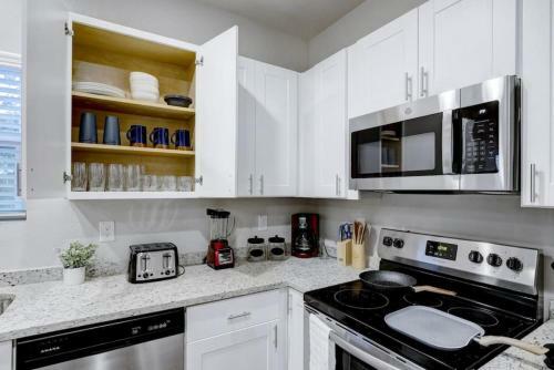 Beautiful 3 King Bd Townhome Near Six Flags Utsa