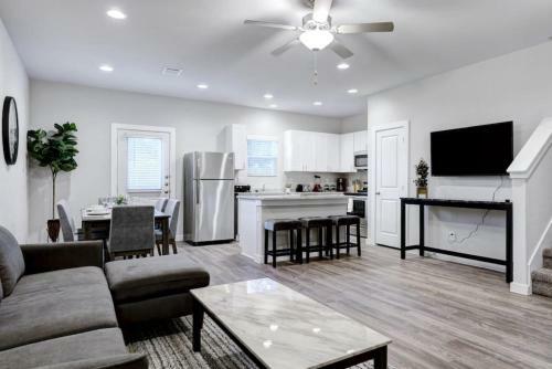 Beautiful 3 King Bd Townhome Near Six Flags Utsa