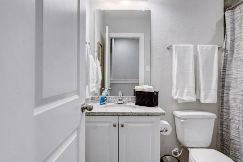 Beautiful 3 King Bd Townhome Near Six Flags Utsa