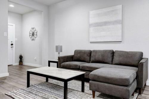Beautiful 3 King Bd Townhome Near Six Flags Utsa
