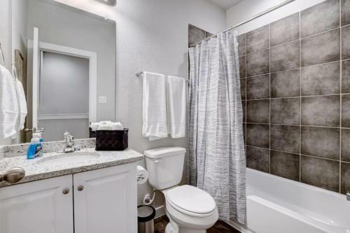 Beautiful 3 King Bd Townhome Near Six Flags Utsa