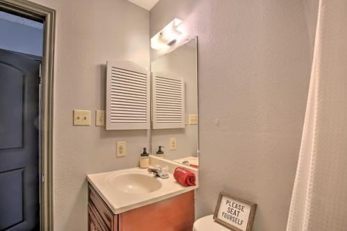West San Antonio Home Near Dtwn Attractions!
