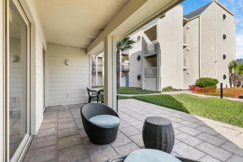 Ground Level Pet-friendly Condo Seconds From Beach