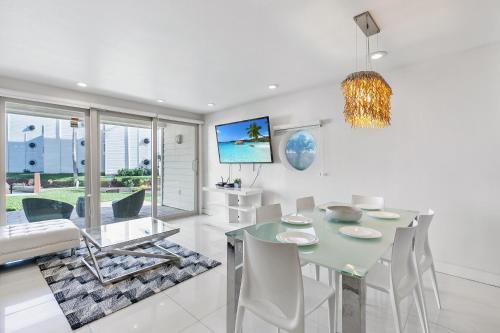Ground Level Pet-friendly Condo Seconds From Beach