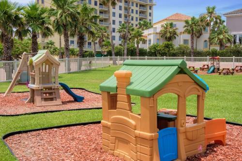 Ground Level Pet-friendly Condo Seconds From Beach