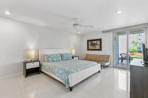 Ground Level Pet-friendly Condo Seconds From Beach
