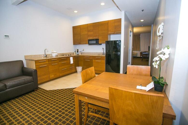Pointe Plaza Hotel