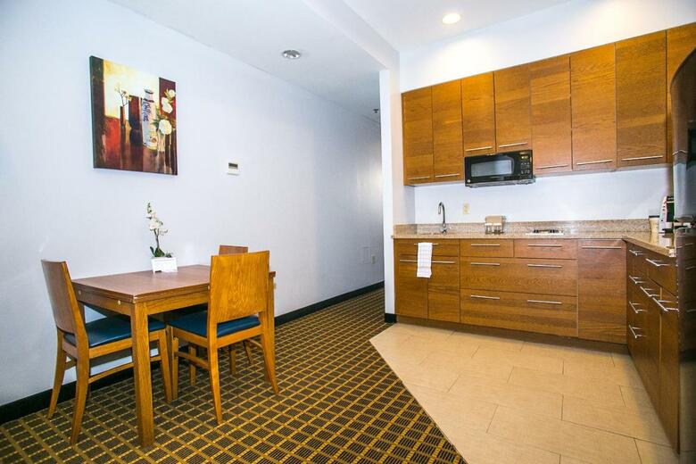 Pointe Plaza Hotel