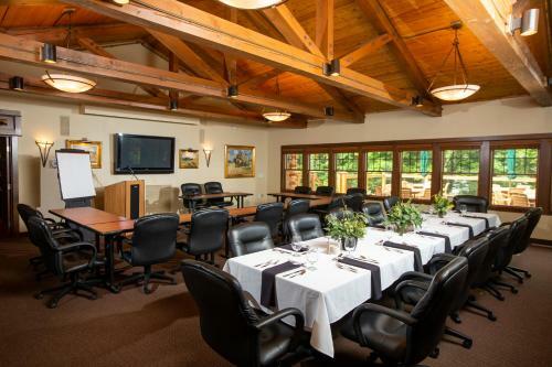 The Rockwell Lake Lodge, A Cobblestone Hotel