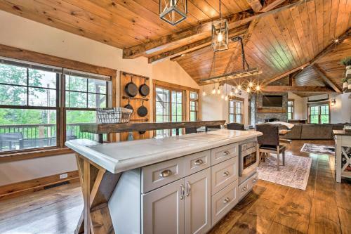 Elegant Mtn Chalet With Deck 1 Mi To Mt Snow!