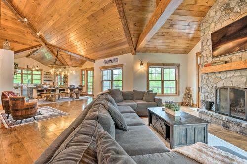 Elegant Mtn Chalet With Deck 1 Mi To Mt Snow!