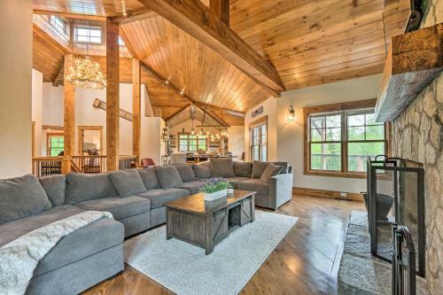 Elegant Mtn Chalet With Deck 1 Mi To Mt Snow!