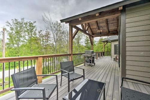 Elegant Mtn Chalet With Deck 1 Mi To Mt Snow!