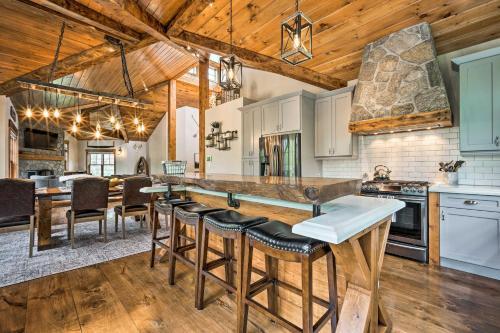 Elegant Mtn Chalet With Deck 1 Mi To Mt Snow!
