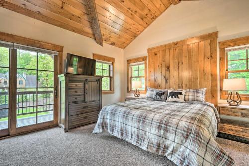 Elegant Mtn Chalet With Deck 1 Mi To Mt Snow!