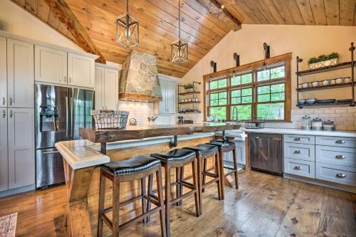 Elegant Mtn Chalet With Deck 1 Mi To Mt Snow!