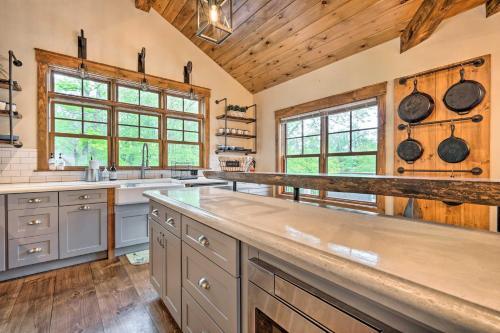 Elegant Mtn Chalet With Deck 1 Mi To Mt Snow!