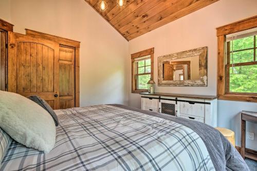 Elegant Mtn Chalet With Deck 1 Mi To Mt Snow!