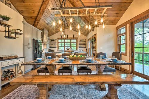 Elegant Mtn Chalet With Deck 1 Mi To Mt Snow!