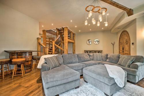 Elegant Mtn Chalet With Deck 1 Mi To Mt Snow!