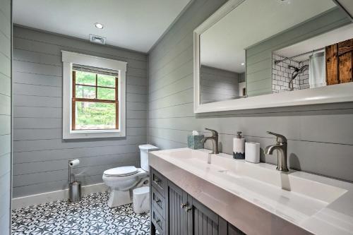 Elegant Mtn Chalet With Deck 1 Mi To Mt Snow!