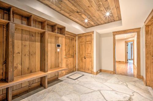 Elegant Mtn Chalet With Deck 1 Mi To Mt Snow!