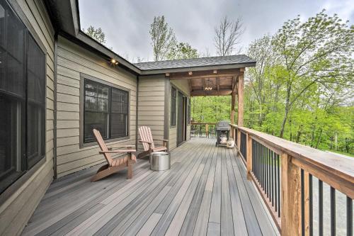 Elegant Mtn Chalet With Deck 1 Mi To Mt Snow!