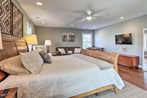 Morrisonville Manor With Fire Pit And Hot Tub!