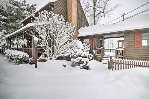 Modern Mountain Retreat With Deck And Hot Tub!