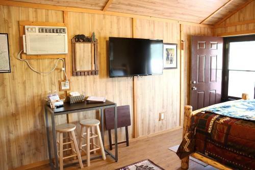 Lodge Glacier General Store And Cabins