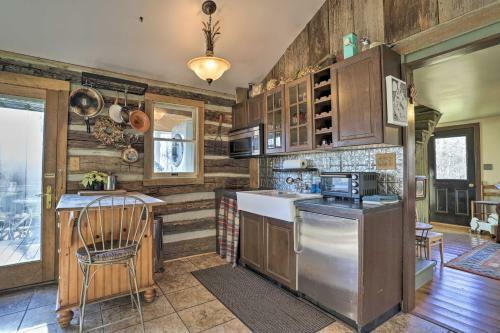 Rustic Cabin With Mtn Views, Deck And Fire Pit!