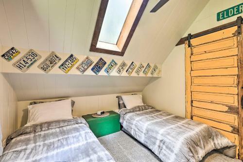 Quiet Max Meadows Cabin, 12 Acres Of Property