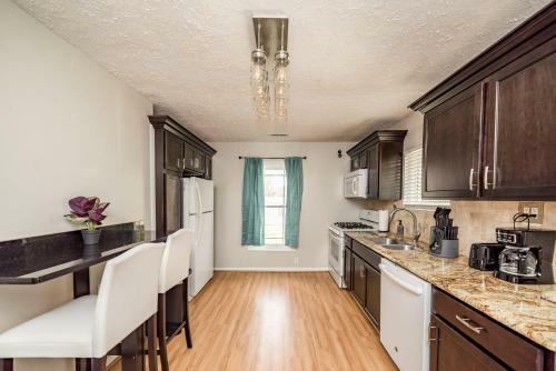 Page's Farmhouse- Walking Distance To Downtown